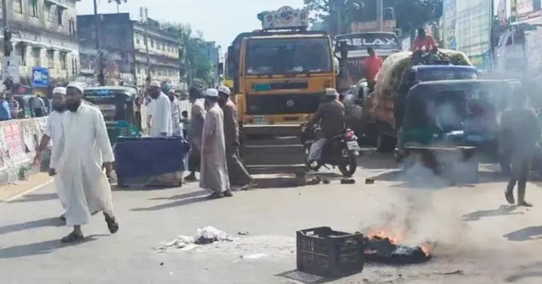 হেফাজতের কর্মীদের সড়ক অবরোধ